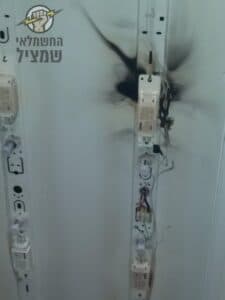 תקלה בחשמל בדירה גרמה לשריפת גוף תאורה