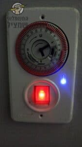 מתג חשמלי של הדוד - אם לא נדלק האור אז לא מגיע חשמל לדוד