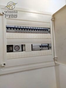 חשמלאי מבצע תיקון קצר בלוח חשמל בדירה קומה רביעית בשכונת רמת בן צבי בנס ציונה