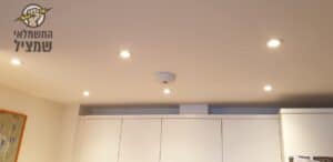 התקנת תאורת ספוטים במטבח כולל הנמכת תקרה בבית פרטי בשכונת רסקו ברעננה