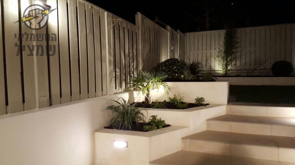 תאורה לגינה בבית פרטי כולל עיצוב עם צמחים