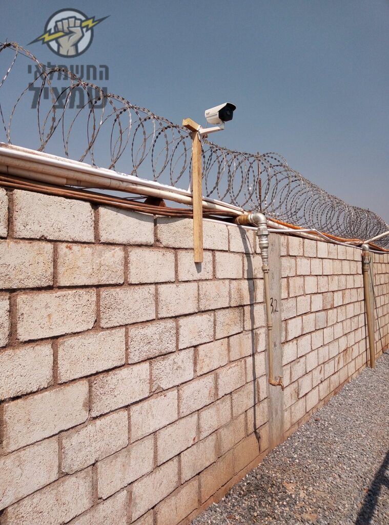 מצלמת אבטחה מותקנת על חומה להגנה מפריצות וגניבות