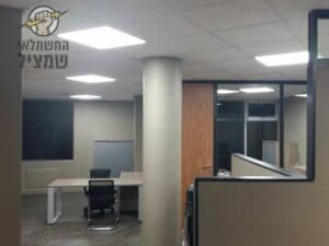 התקנת תאורה במשרד בתקרה אקוסטית
