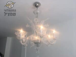 התקנת גוף תאורה שנדליר באמצע הסלון
